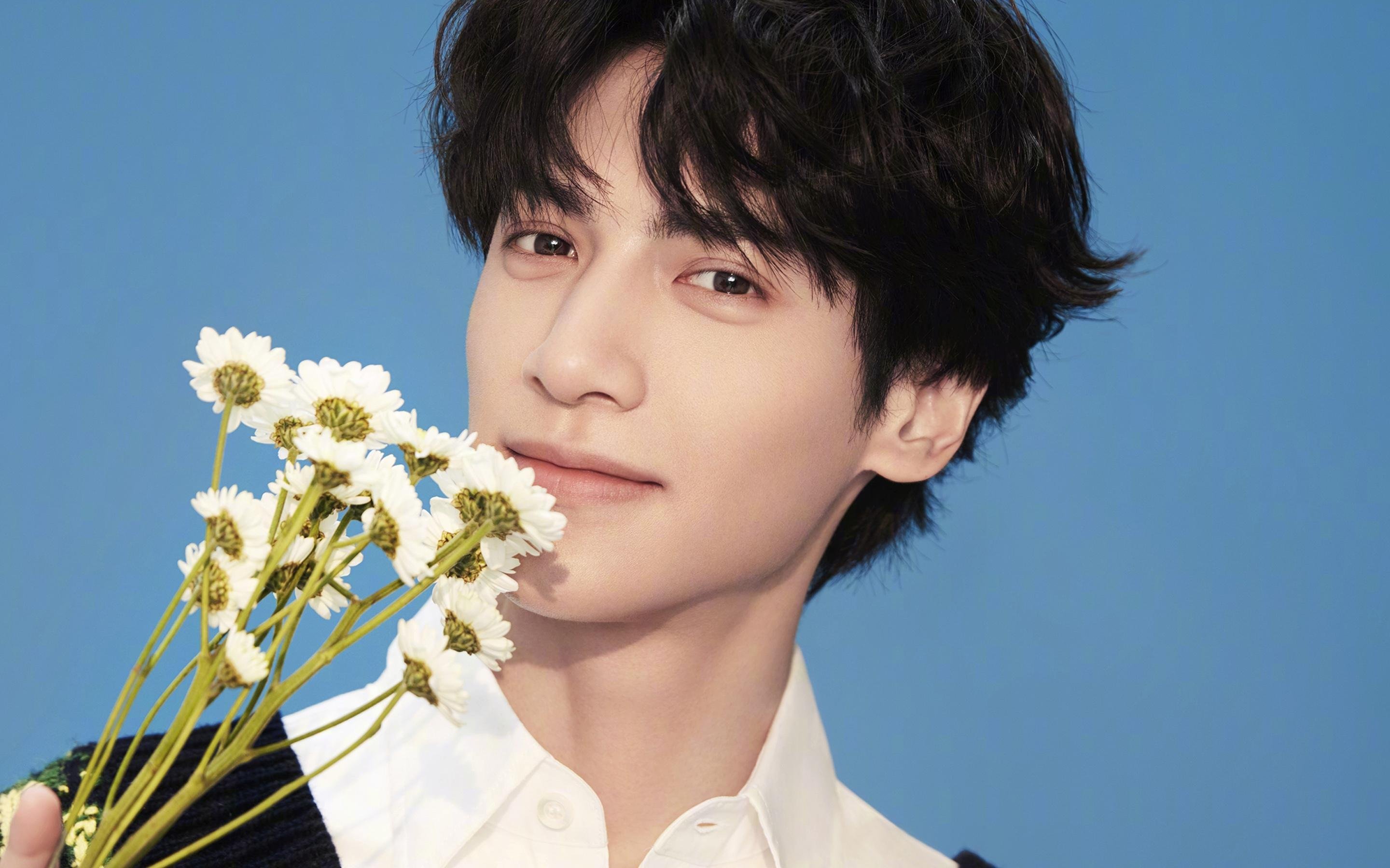 球场外的故事：运动员的家庭生活引发关注，运动员在球场训练形容词