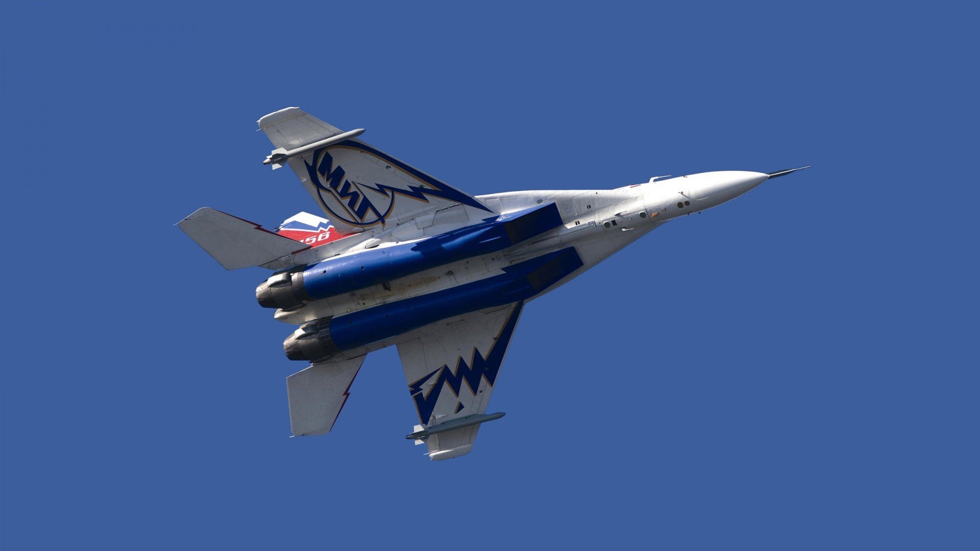 AYX体育-赫塔费主场险胜，实现反超挤入前四，赫塔菲球员